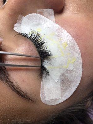 How i can fix her lashes