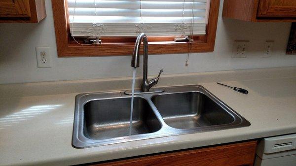 Here is the kitchen faucet they installed.