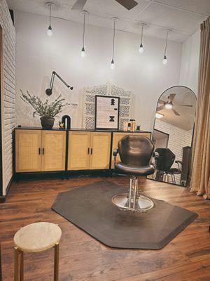 Little Citrine salon. Is a comfortable salon suite located inside the bear creek galleria in Merced ca.