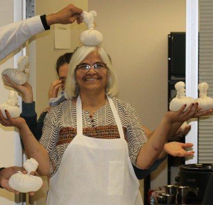 Teaching how to make blouses for body therapies