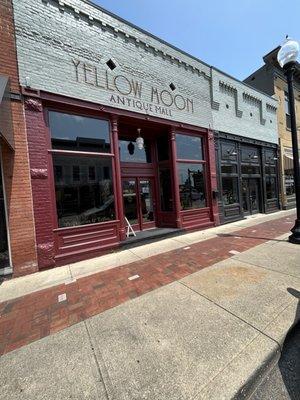 Storefront of Yellow Moon Antique Mall