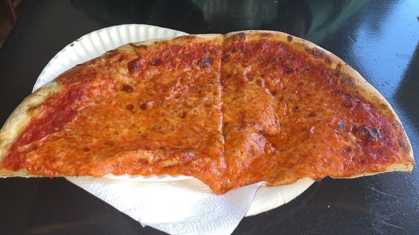 Finally had a cheese slice from this iconic Pizza Shop on Revere Beach and I must say it lives up ti the hype.