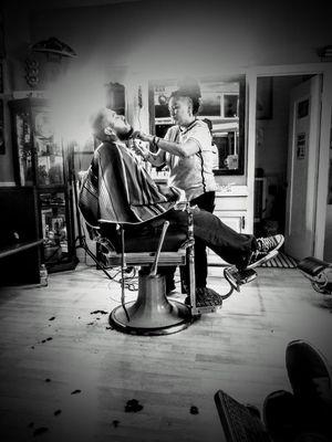 Lo the lady barber in action cutting our house master barber "capitan t_bird "