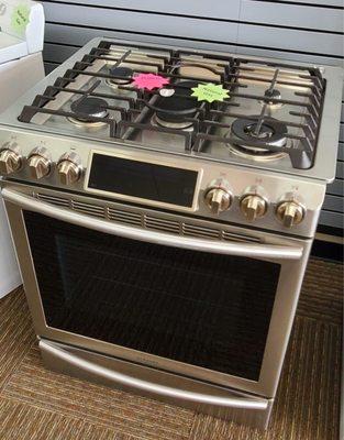 Wide variety of used and refurbished gas stoves. Also a great selection of scratch and dent appliances.