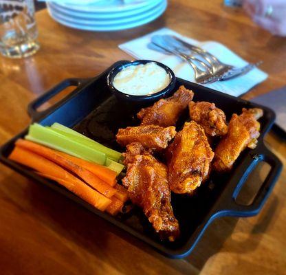 Order of wings hot and extra crispy!