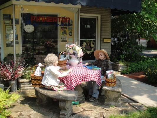 The Great Granville Picnic 2013 Maude & Herald enjoying the afternoon in front of the Pinkerton Real Estate.