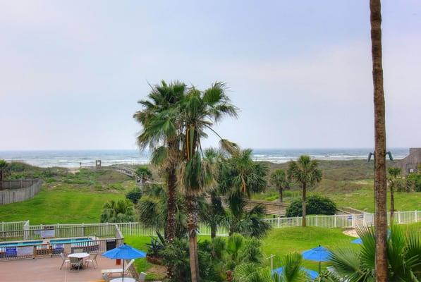 Spacious one bedroom with a great view of the beach and pool. Take the boardwalk to the beach!