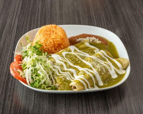 Chicken, tortilla, delicious green sauce?......
Ummmm  Enchiladas! I love it