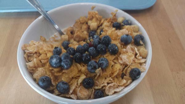 Krave, reeses peanut butter puffs and frosted flakes, with blue berries