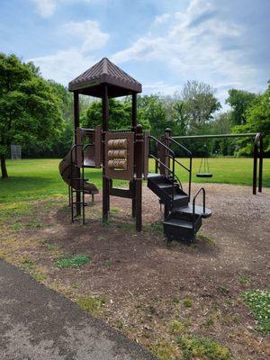 Smaller playground with tire swing