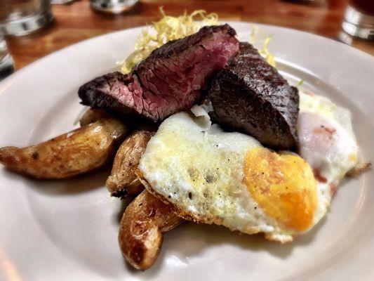 Hanged steak with truffle potatoes and salad