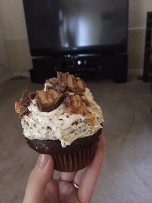 Delicious gourmet cupcakes at a great price! They also have full size cakes. This is the candy bar cupcake, it was amazing!