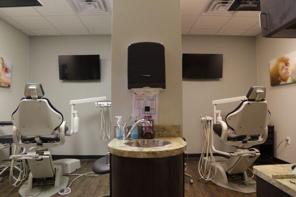 Dental treatment rooms equipped with advanced technology