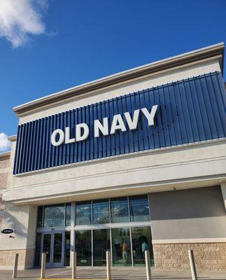 The entrance to Old Navy.