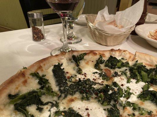 Wood fierend Pizza with mozzarella, ricotta, garlic, and broccoli rabe.