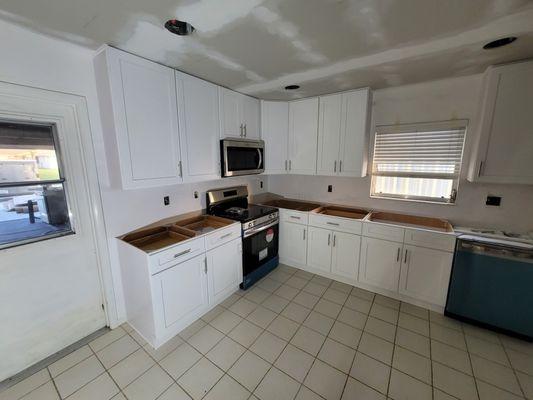 These kitchen cabinets are of excellent quality. The whole process took less than two weeks. I am very happy with the result.