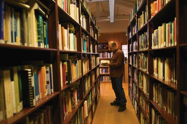 The graduate research library houses 16,000 books, 3,000 theses and dissertations, audio and video material and journals.