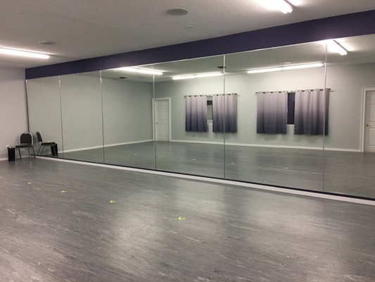 Spacious dance rooms with hi-end marley sprung floors