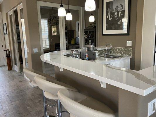 Kitchen bar quartz counter tops with glass splash