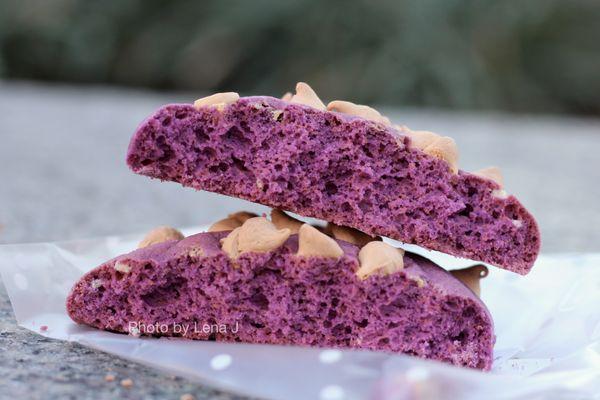 Ube chocolate chip cookie 紫薯巧克力曲奇 ($1.95) - super dry. It's like a rock.