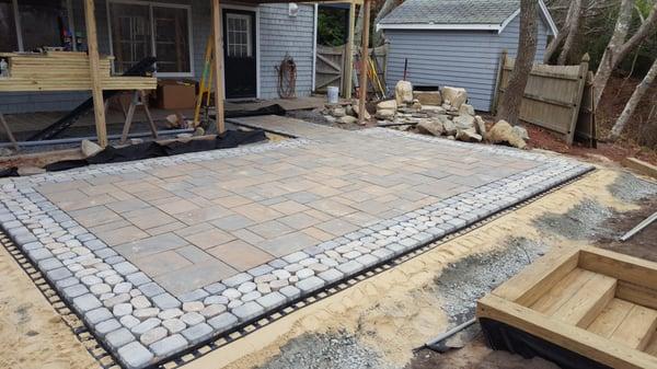 Interlocking concrete patio. Techo-Bloc BLU 60 mm slab with Mozaiks Antika paver in shale grey and chocolate brown & Villagio...