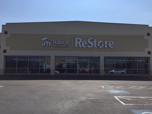 The NEW Habitat Restore building formerly a Food Lion!