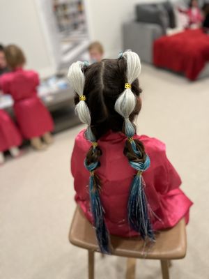 Dreamy Ponystail extentions for all the guests for the princess party.