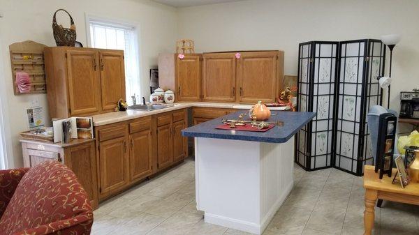 Custom island and oak faced fly specking finish kitchen cabinets