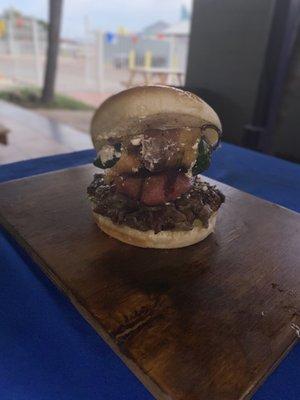 Hamburguesa de carne asada con chile relleno, riquísima