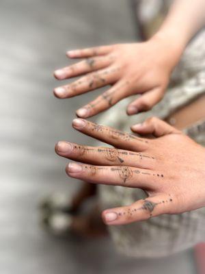 Finger tats