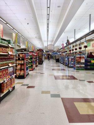 Stop & Shop Putnam CT. Older store, fairly clean, not the best, needs renovations.