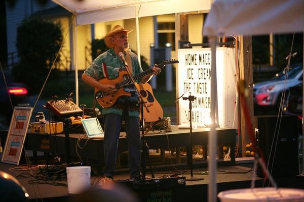 Ernie Kara thrills the crowd with his electrified classic covers.