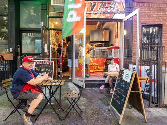 Rich, the friendly owner(?) and pizza chef in front of my new favorite pizza joint.