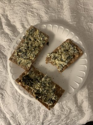 Multi grain crackers and spinach abs artichoke dip