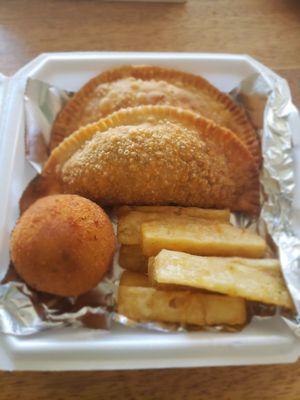 Empanada , Relleno y Yuca Frita