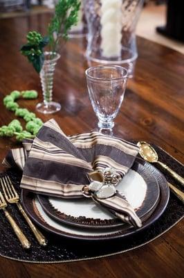 A wonderful example of a transitional dinner set.