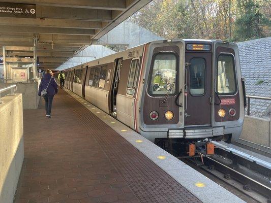 (BL Line Trains operating between Huntington to New Carrollton for YL Line Bridge/Tunnel Rehab project until May 2023).