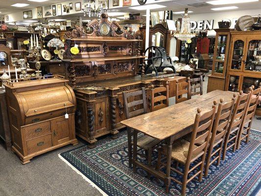 Welcome to our store, over 10,000 sq ft of Antiques & Collectibles