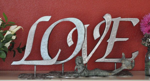 These three dimensional freestanding letters made the wedding cake photos extra special.