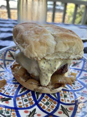 End of Nowhere wine tasting room serves up a darn tasty BBQ grilled burger.