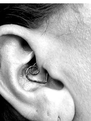 Daith - Custom (Niobium Oil Slick Curl Heart)