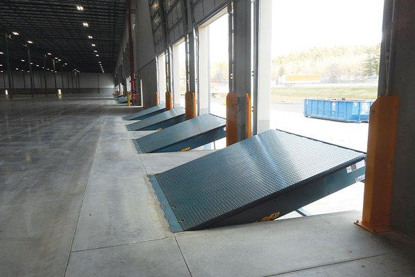 Hydraulic loading dock levelers for warehouses