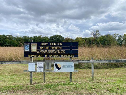 Entrance with information about the preserve. There is a small lot to park at.