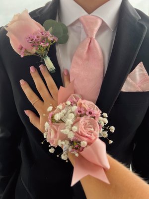 corsage, boutonnière