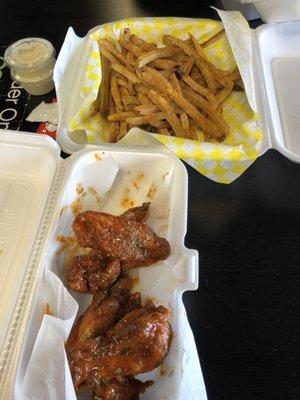 Hot wings with fries