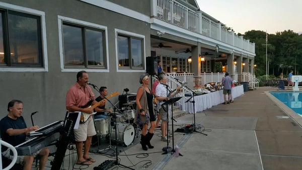 pool/lake-side live entertainment