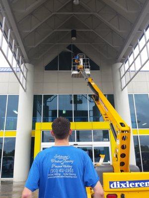 Building washing a car dealership in Memphis, TN