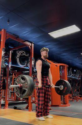 Demonstrating correct form in a conventional deadlift with switch grip