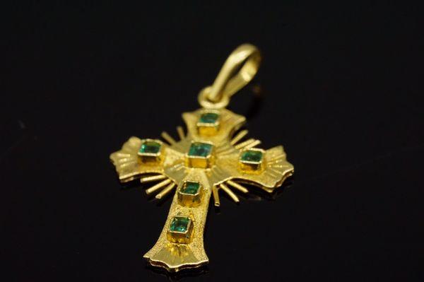 Gold 18k and emerald cross|Cruz en oro 18k y auténticas Esmeraldas.