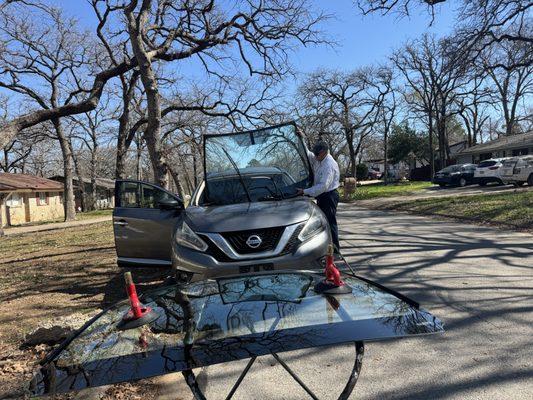 Windshield replacement on Nissan